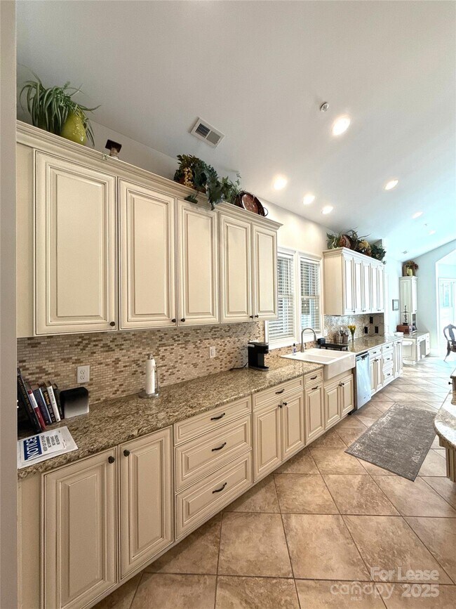 Building Photo - 14019 Thompson Rd