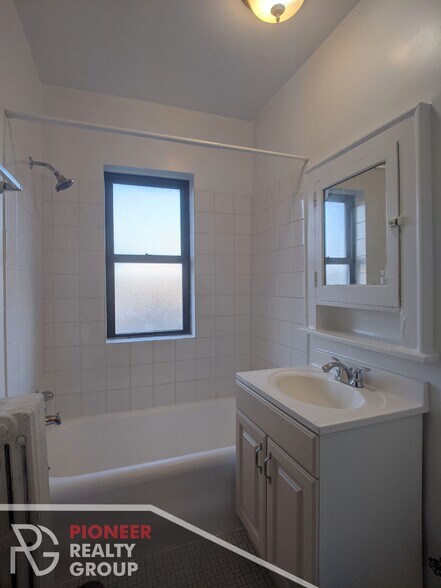 Building Photo - 4647 N Paulina St