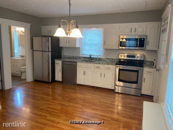 Building Photo - 3 br, 1 bath Townhome - 6 Billow St L Unit L