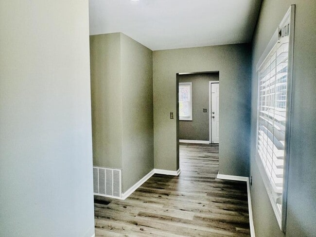 Building Photo - 520 Wainwright Ave