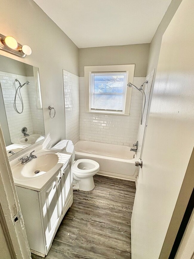 Building Photo - Spacious 2BR + Den with Hardwood Floors