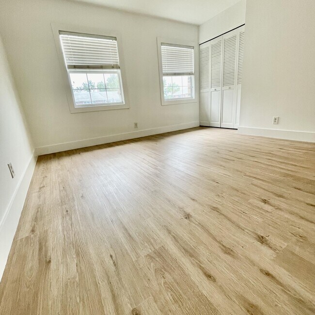 Building Photo - 411 N Cypress Dr