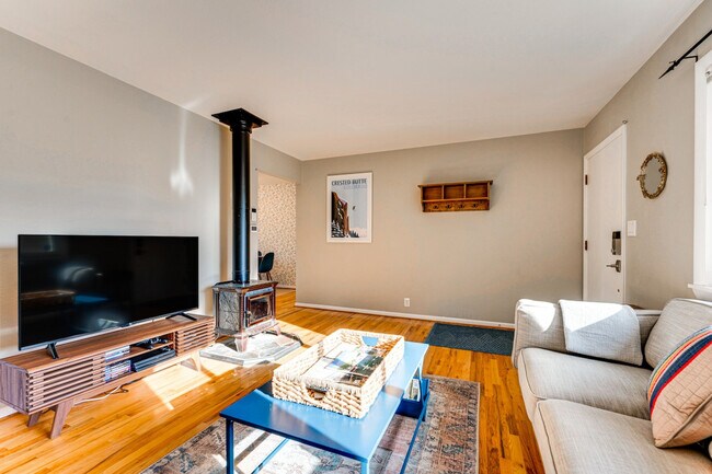 Building Photo - 725 35th St