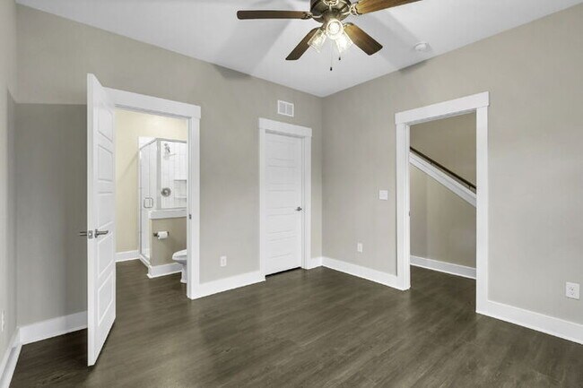 Building Photo - Modern 2-Bed, 2.5-Bath Townhouse Gem with ...