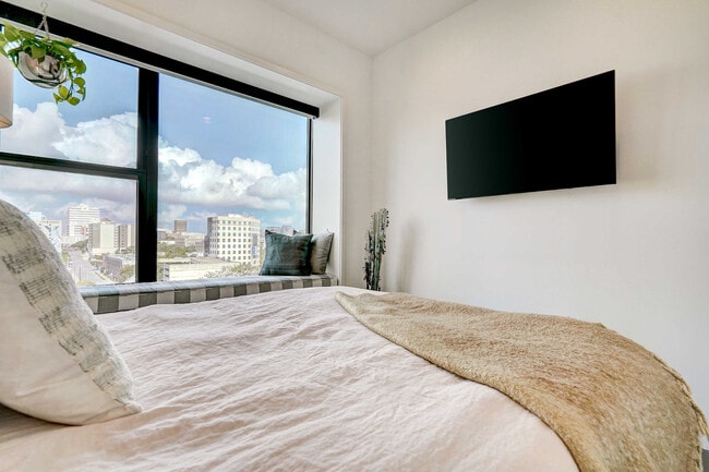 Building Photo - 800 Embassy Dr