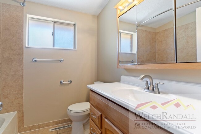 Building Photo - 2 Bed 1 Bath Roy Triplex