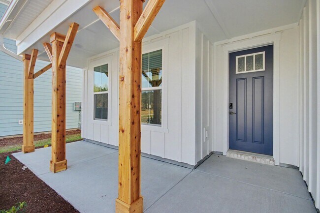 Building Photo - 3084 Claredon St