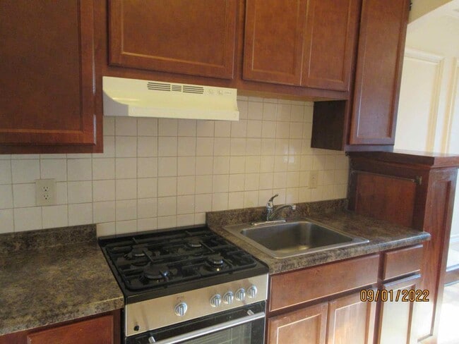 Building Photo - Available June 2026 Gorgeous Studio Beautiful Remodeled Apartment