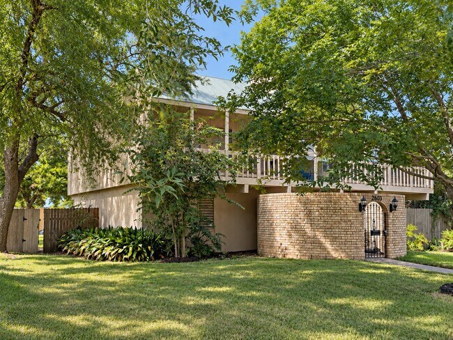 Building Photo - 2305 Lazy Lake Dr