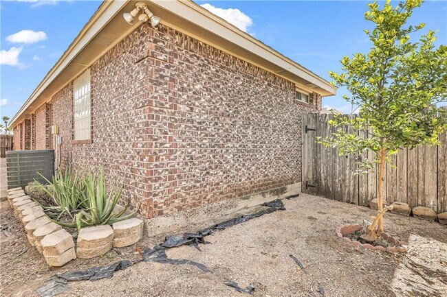 Building Photo - 15 Quamasia Ave