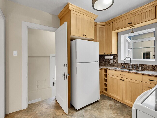 Building Photo - $2,295.00, 1 Bed, 1 Bath Home in Denver