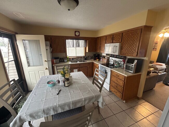 Building Photo - 613 N 40th St