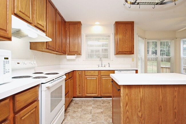 Building Photo - Pet-Friendly Raintree Home With Fenced Yard