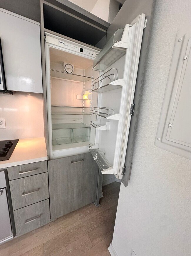 Building Photo - DOWNTOWN GEM - Two-level loft with private...