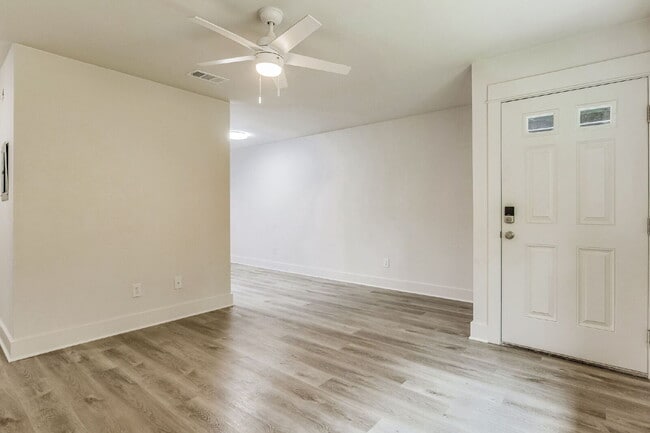 Building Photo - Welcome home to this beautifully updated 2-bedroom, 1-bath unit in a well-maintained triplex!