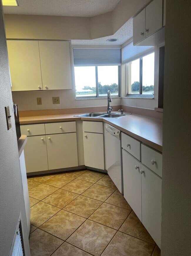 Building Photo - 3018 Sail Pointe Cir