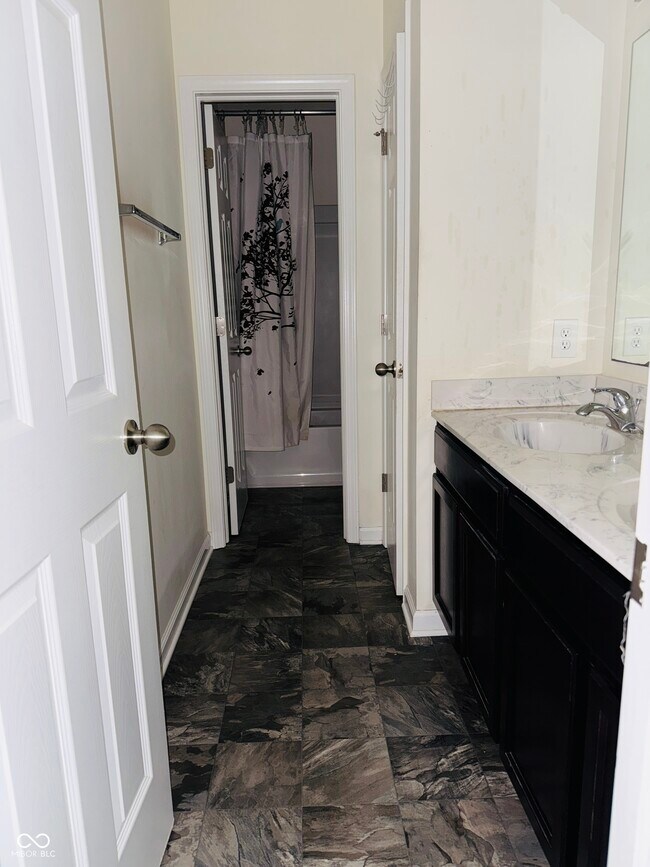 Building Photo - 822 Blue Ash Trail