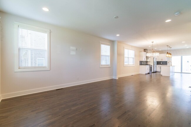 Building Photo - MOVE IN SPECIAL: $1,000 OFF 1st MONTHS REN...