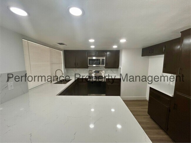 Building Photo - Stunning 3 Bed/2 Bath Split Wing Home w/ R...
