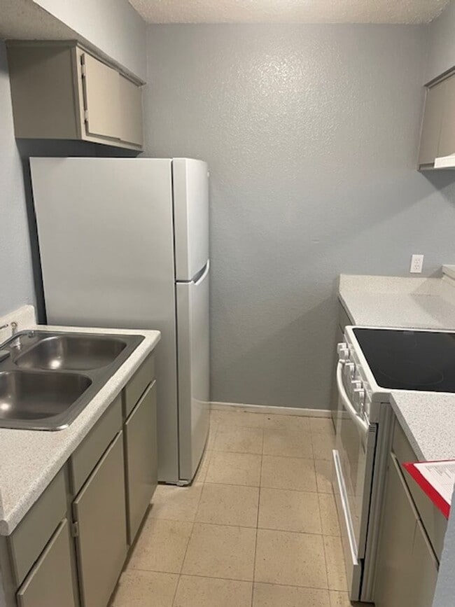 Building Photo - 3536 S Littlejohn Ave