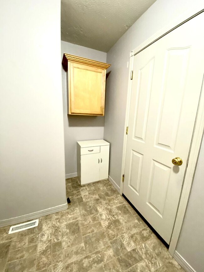 Building Photo - 3 Bed 2 Bath Single Level Home with 3 Car ...