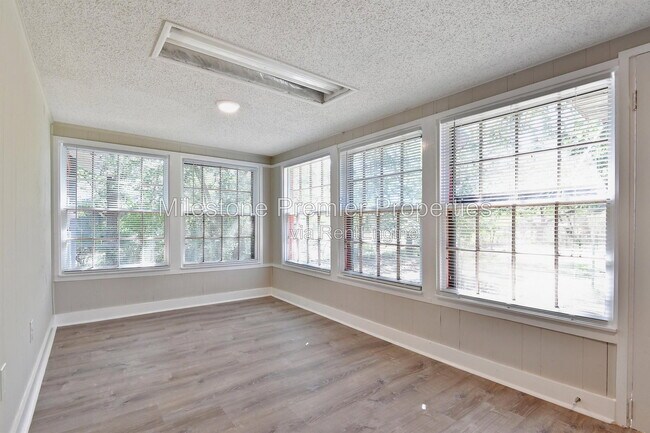 Building Photo - 608 W Murray St