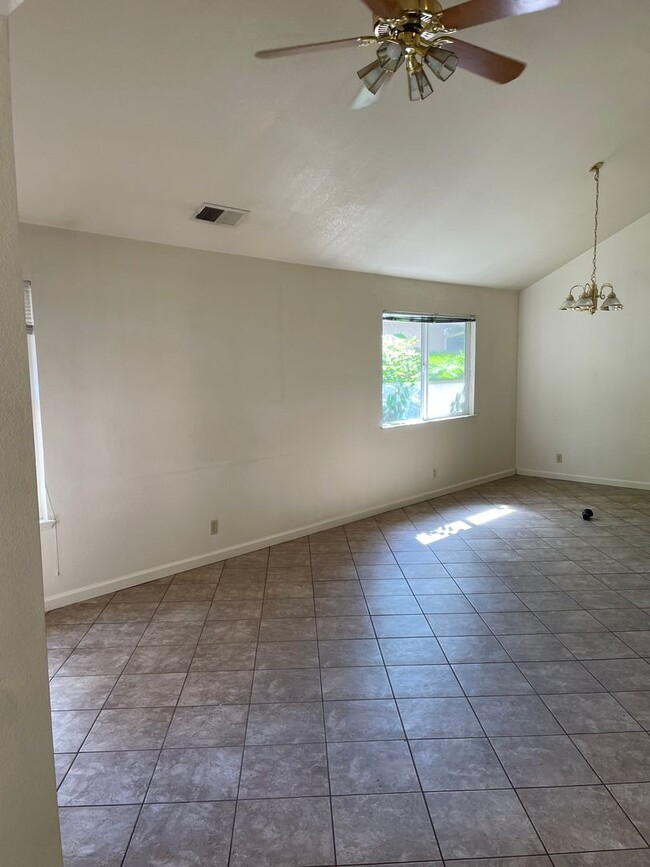 Building Photo - Large 2 story house !