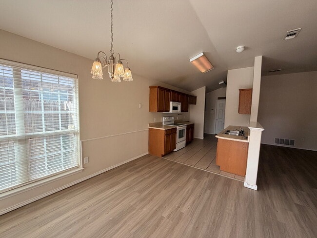 Building Photo - Spacious 3-Bed, 2-Bath Gem with 1,690 Sq Ft of Comfort!"