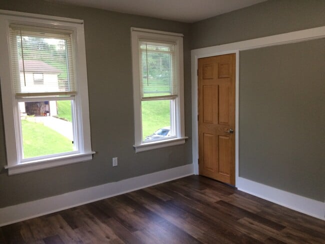 Building Photo - 317 Klingenberg Terrace