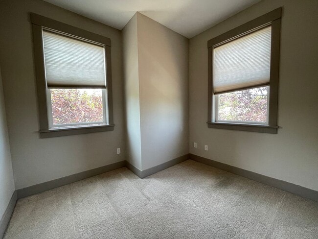 Building Photo - Incredible 2 Bed 1.5 Bath + Den  in N Portland near Peninsula Park! A/C and More!