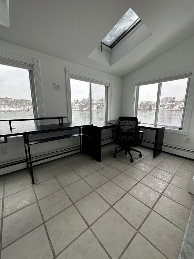 Building Photo - Luxurious 2 Bed, 2 Bath Rental on Lake Qui...