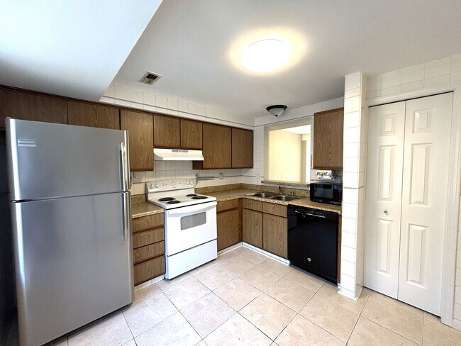 Building Photo - 9620F Vinca Circle