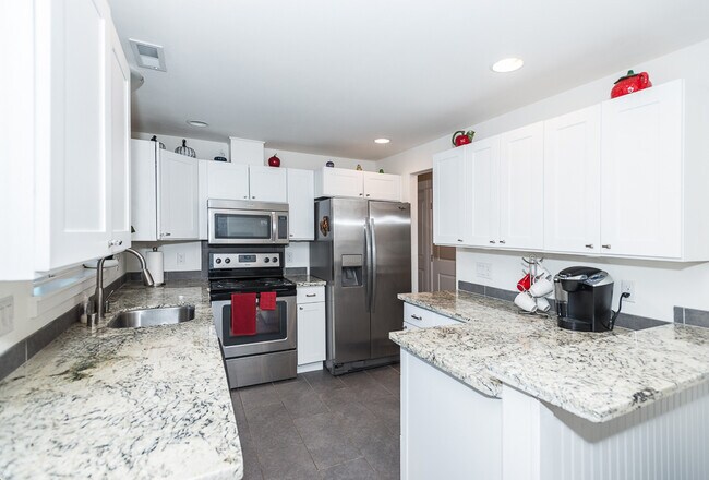Building Photo - 4 Bedroom Home Lakewood