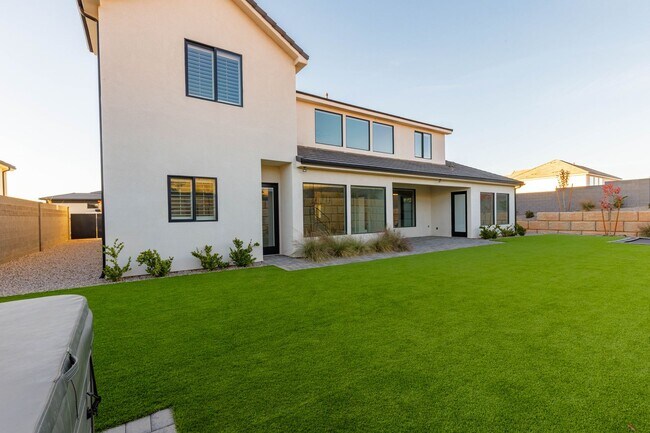 Building Photo - 6 bedroom with RV Garage and Hot Tub