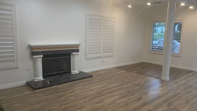 Building Photo - 57 Bella Donaci
