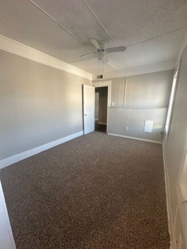 Building Photo - Large 1,000 sq. ft One Bedroom