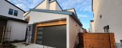Building Photo - One Lake Lakeview Home with Resort Style A...