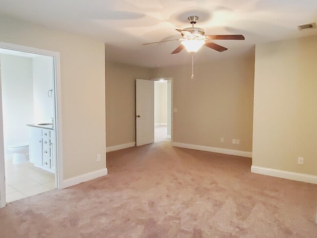 Building Photo - 21 Hill Rd