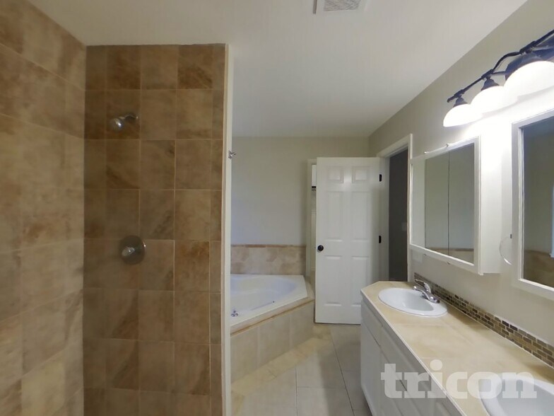 Building Photo - 302 3rd Ave SE