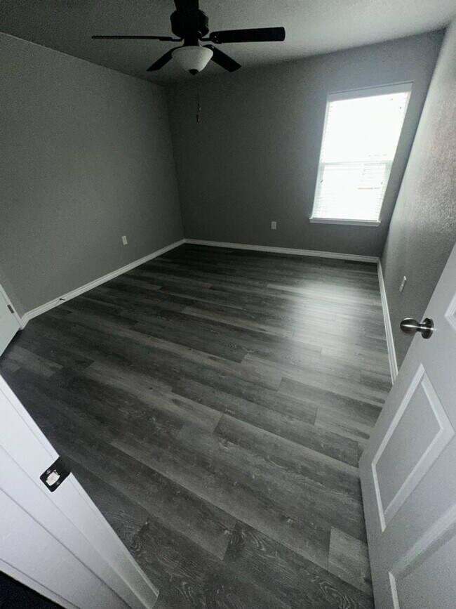 Building Photo - AVAILABLE NOW! (SECTION 8 ACCEPTED)