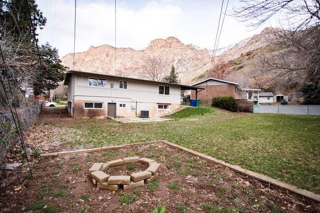 Building Photo - 732 Hislop Dr