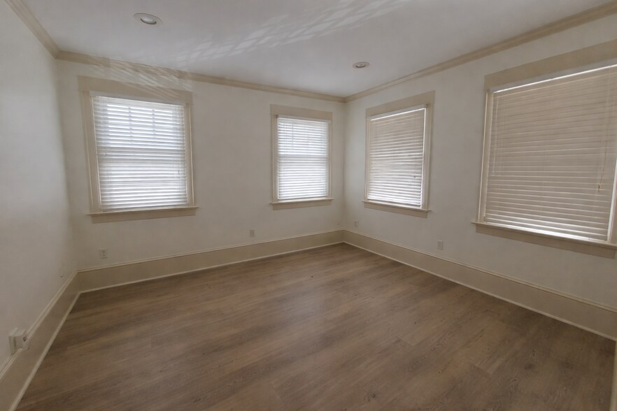 Building Photo - 1613 King St