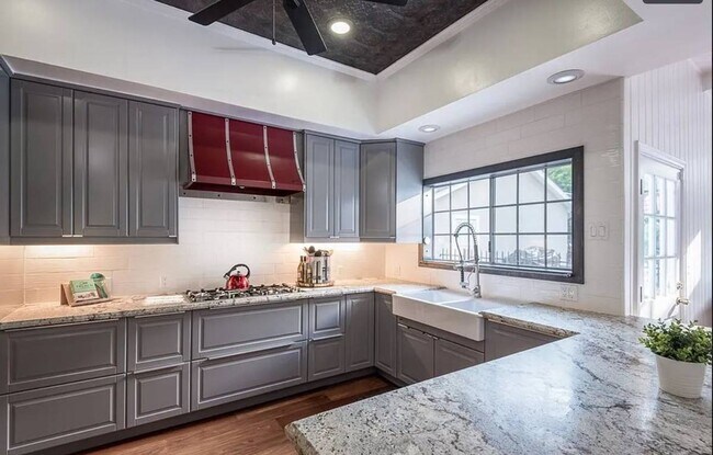 Building Photo - 10429 Wheatland Ave