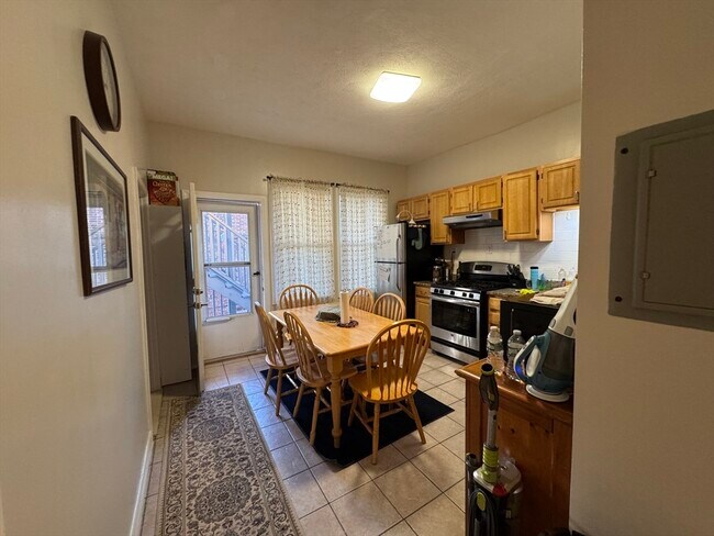 Building Photo - 14 Chelsea St