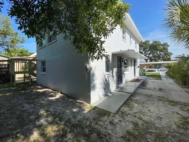 Building Photo - 2704 E Columbus Dr