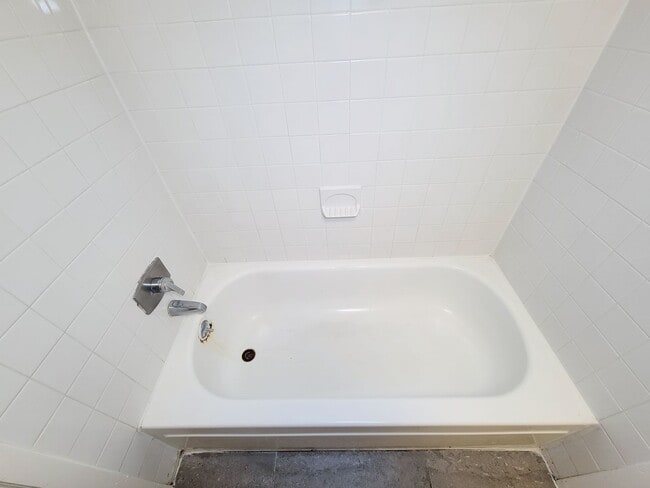 Building Photo - Two Bedroom Condo Near Med Center!