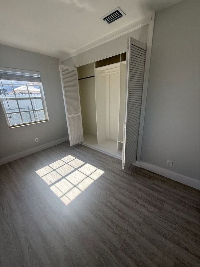 Building Photo - Renovated 4/3 Home ready to move in!