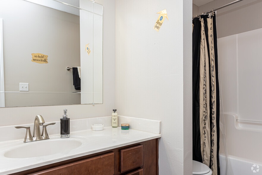 1BR, 1BA - 747SF - Emerald Pointe