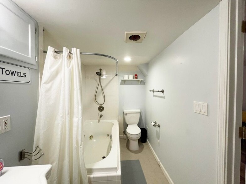 Building Photo - 704 NE 53rd St