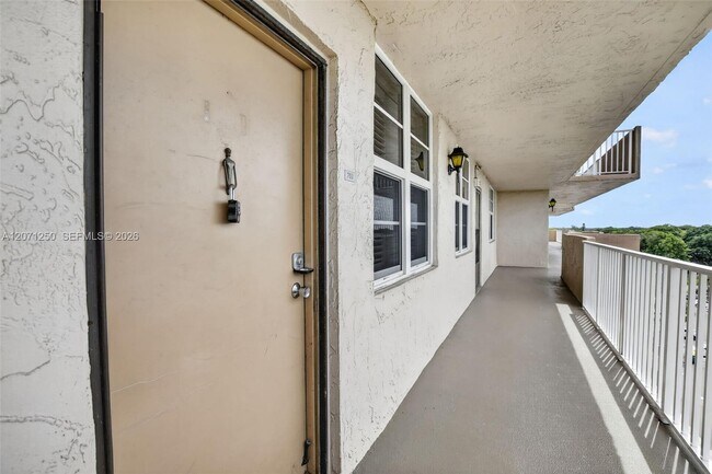 Building Photo - 250 Jacaranda Dr